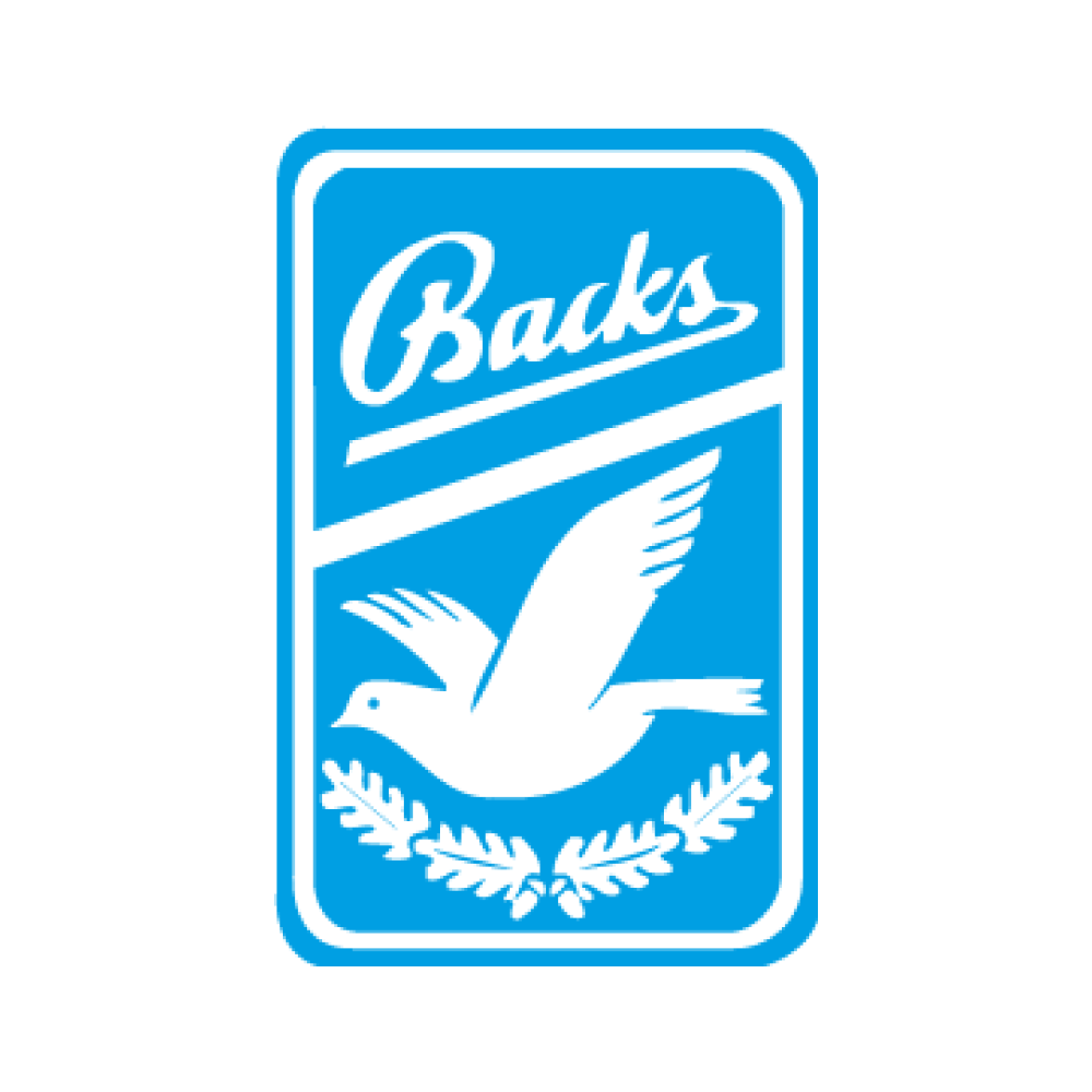 Gołąb w logo Backs: Jasnoniebieskie logo z białym napisem "Backs", białym gołębiem w locie i białym wieńcem z liści u dołu, wszystko w zaokrąglonym prostokącie.